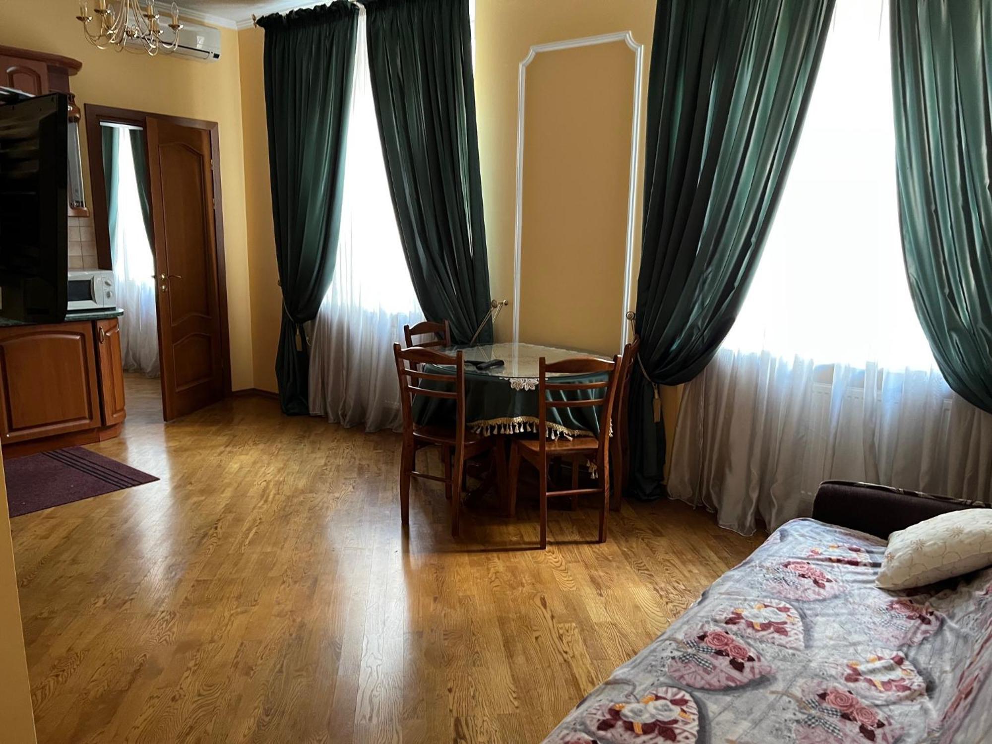 Central House Lviv Eksteriør billede